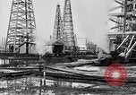 Image raffinerie de pétrole United States USA, 1923, de la seconde 28 séquences d'archives historiques vidéo 65675050535