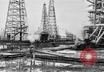 Image raffinerie de pétrole United States USA, 1923, de la seconde 29 séquences d'archives historiques vidéo 65675050535