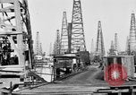 Image raffinerie de pétrole United States USA, 1923, de la seconde 30 séquences d'archives historiques vidéo 65675050535