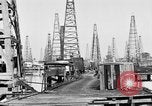 Image raffinerie de pétrole United States USA, 1923, de la seconde 31 séquences d'archives historiques vidéo 65675050535