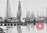 Image raffinerie de pétrole United States USA, 1923, de la seconde 38 séquences d'archives historiques vidéo 65675050535