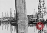 Image raffinerie de pétrole United States USA, 1923, de la seconde 44 séquences d'archives historiques vidéo 65675050535