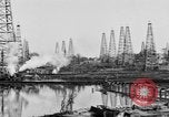 Image raffinerie de pétrole United States USA, 1923, de la seconde 51 séquences d'archives historiques vidéo 65675050535