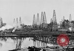 Image raffinerie de pétrole United States USA, 1923, de la seconde 52 séquences d'archives historiques vidéo 65675050535