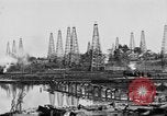 Image raffinerie de pétrole United States USA, 1923, de la seconde 53 séquences d'archives historiques vidéo 65675050535