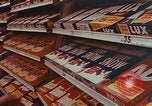 Image supermarché Yonkers New York USA, 1958, de la seconde 8 séquences d'archives historiques vidéo 65675050579
