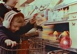 Image supermarché Yonkers New York USA, 1958, de la seconde 27 séquences d'archives historiques vidéo 65675050579