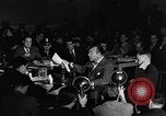 Standbild Herbert Biberman befragt an Huac United States USA, 1947, aus Sekunde 1 historischem Filmmaterial Videoclip 65675050677