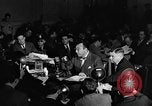 Standbild Herbert Biberman befragt an Huac United States USA, 1947, aus Sekunde 16 historischem Filmmaterial Videoclip 65675050677