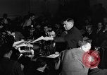 Standbild Herbert Biberman befragt an Huac United States USA, 1947, aus Sekunde 20 historischem Filmmaterial Videoclip 65675050677