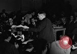 Standbild Herbert Biberman befragt an Huac United States USA, 1947, aus Sekunde 21 historischem Filmmaterial Videoclip 65675050677