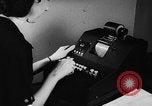 Standbild Rechenmaschine Cambridge Massachusetts USA, 1945, aus Sekunde 17 historischem Filmmaterial Videoclip 65675050700