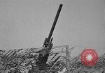 Standbild 55 Brigade AAA 90 mm Kanone unter camouflage Netting Hammond Louisiana USA, 1943, aus Sekunde 14 historischem Filmmaterial Videoclip 65675050732