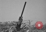 Standbild 55 Brigade AAA 90 mm Kanone unter camouflage Netting Hammond Louisiana USA, 1943, aus Sekunde 15 historischem Filmmaterial Videoclip 65675050732
