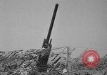 Standbild 55 Brigade AAA 90 mm Kanone unter camouflage Netting Hammond Louisiana USA, 1943, aus Sekunde 16 historischem Filmmaterial Videoclip 65675050732