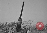 Standbild 55 Brigade AAA 90 mm Kanone unter camouflage Netting Hammond Louisiana USA, 1943, aus Sekunde 17 historischem Filmmaterial Videoclip 65675050732