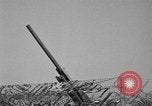 Standbild 55 Brigade AAA 90 mm Kanone unter camouflage Netting Hammond Louisiana USA, 1943, aus Sekunde 25 historischem Filmmaterial Videoclip 65675050732