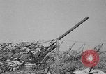 Standbild 55 Brigade AAA 90 mm Kanone unter camouflage Netting Hammond Louisiana USA, 1943, aus Sekunde 36 historischem Filmmaterial Videoclip 65675050732