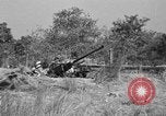 Immagine di Artiglieri contraerei buttare fuori il camuffamento e pistole di manovra Hammond Louisiana USA, 1943, secondo 3 filmato di repertorio 65675050733