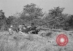 Immagine di Artiglieri contraerei buttare fuori il camuffamento e pistole di manovra Hammond Louisiana USA, 1943, secondo 12 filmato di repertorio 65675050733