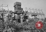 Immagine di Artiglieri contraerei buttare fuori il camuffamento e pistole di manovra Hammond Louisiana USA, 1943, secondo 16 filmato di repertorio 65675050733