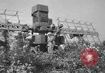 Immagine di Artiglieri contraerei buttare fuori il camuffamento e pistole di manovra Hammond Louisiana USA, 1943, secondo 18 filmato di repertorio 65675050733