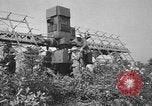 Immagine di Artiglieri contraerei buttare fuori il camuffamento e pistole di manovra Hammond Louisiana USA, 1943, secondo 20 filmato di repertorio 65675050733