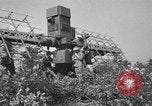 Immagine di Artiglieri contraerei buttare fuori il camuffamento e pistole di manovra Hammond Louisiana USA, 1943, secondo 21 filmato di repertorio 65675050733
