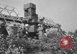 Immagine di Artiglieri contraerei buttare fuori il camuffamento e pistole di manovra Hammond Louisiana USA, 1943, secondo 22 filmato di repertorio 65675050733