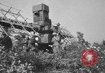 Immagine di Artiglieri contraerei buttare fuori il camuffamento e pistole di manovra Hammond Louisiana USA, 1943, secondo 23 filmato di repertorio 65675050733