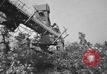Immagine di Artiglieri contraerei buttare fuori il camuffamento e pistole di manovra Hammond Louisiana USA, 1943, secondo 26 filmato di repertorio 65675050733