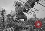 Immagine di Artiglieri contraerei buttare fuori il camuffamento e pistole di manovra Hammond Louisiana USA, 1943, secondo 29 filmato di repertorio 65675050733