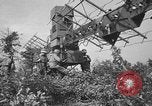 Immagine di Artiglieri contraerei buttare fuori il camuffamento e pistole di manovra Hammond Louisiana USA, 1943, secondo 30 filmato di repertorio 65675050733