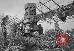 Immagine di Artiglieri contraerei buttare fuori il camuffamento e pistole di manovra Hammond Louisiana USA, 1943, secondo 31 filmato di repertorio 65675050733