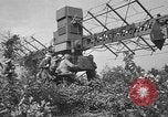 Immagine di Artiglieri contraerei buttare fuori il camuffamento e pistole di manovra Hammond Louisiana USA, 1943, secondo 32 filmato di repertorio 65675050733