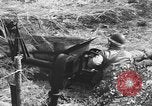 Immagine di Artiglieri contraerei buttare fuori il camuffamento e pistole di manovra Hammond Louisiana USA, 1943, secondo 39 filmato di repertorio 65675050733