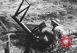 Immagine di Artiglieri contraerei buttare fuori il camuffamento e pistole di manovra Hammond Louisiana USA, 1943, secondo 40 filmato di repertorio 65675050733