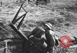Immagine di Artiglieri contraerei buttare fuori il camuffamento e pistole di manovra Hammond Louisiana USA, 1943, secondo 41 filmato di repertorio 65675050733