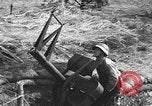 Immagine di Artiglieri contraerei buttare fuori il camuffamento e pistole di manovra Hammond Louisiana USA, 1943, secondo 42 filmato di repertorio 65675050733