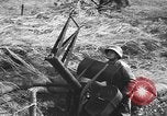Immagine di Artiglieri contraerei buttare fuori il camuffamento e pistole di manovra Hammond Louisiana USA, 1943, secondo 43 filmato di repertorio 65675050733