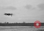 Standbild 55 Brigade AAA-gun crew Züge bei gunnery range Hammond Louisiana USA, 1943, aus Sekunde 49 historischem Filmmaterial Videoclip 65675050735