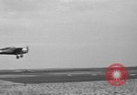 Standbild 55 Brigade AAA-gun crew Züge bei gunnery range Hammond Louisiana USA, 1943, aus Sekunde 51 historischem Filmmaterial Videoclip 65675050735