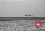 Standbild 55 Brigade AAA-gun crew Züge bei gunnery range Hammond Louisiana USA, 1943, aus Sekunde 53 historischem Filmmaterial Videoclip 65675050735