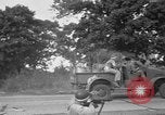 Standbild US Army Truppen Praxis Straße Blockade Hammond Louisiana USA, 1943, aus Sekunde 46 historischem Filmmaterial Videoclip 65675050737