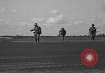 Standbild Truppen 55th Brigade AAA-Zug im Boden Verteidigung Taktik Hammond Louisiana USA, 1943, aus Sekunde 19 historischem Filmmaterial Videoclip 65675050738