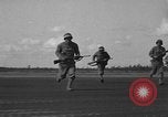 Standbild Truppen 55th Brigade AAA-Zug im Boden Verteidigung Taktik Hammond Louisiana USA, 1943, aus Sekunde 21 historischem Filmmaterial Videoclip 65675050738