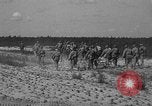 Standbild Truppen 55th Brigade AAA-Zug im Boden Verteidigung Taktik Hammond Louisiana USA, 1943, aus Sekunde 52 historischem Filmmaterial Videoclip 65675050738