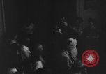Immagine di Santo Tomas campo di concentramento Manila Filippine, 1945, secondo 10 filmato di repertorio 65675050794