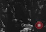 Immagine di Santo Tomas campo di concentramento Manila Filippine, 1945, secondo 17 filmato di repertorio 65675050794