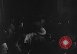 Immagine di Santo Tomas campo di concentramento Manila Filippine, 1945, secondo 20 filmato di repertorio 65675050794